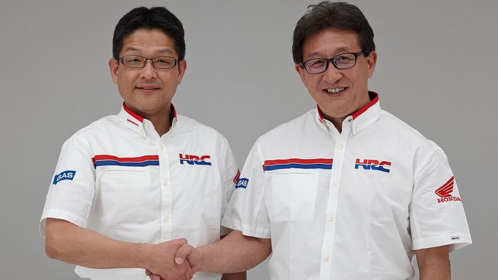 Ο νέος πρόεδρος του HRC, Yoshishige Nomura -στα αριστερά- με τον άνθρωπο που αντικαθιστά, Tetsuo Suzuki -στα δεξιά.